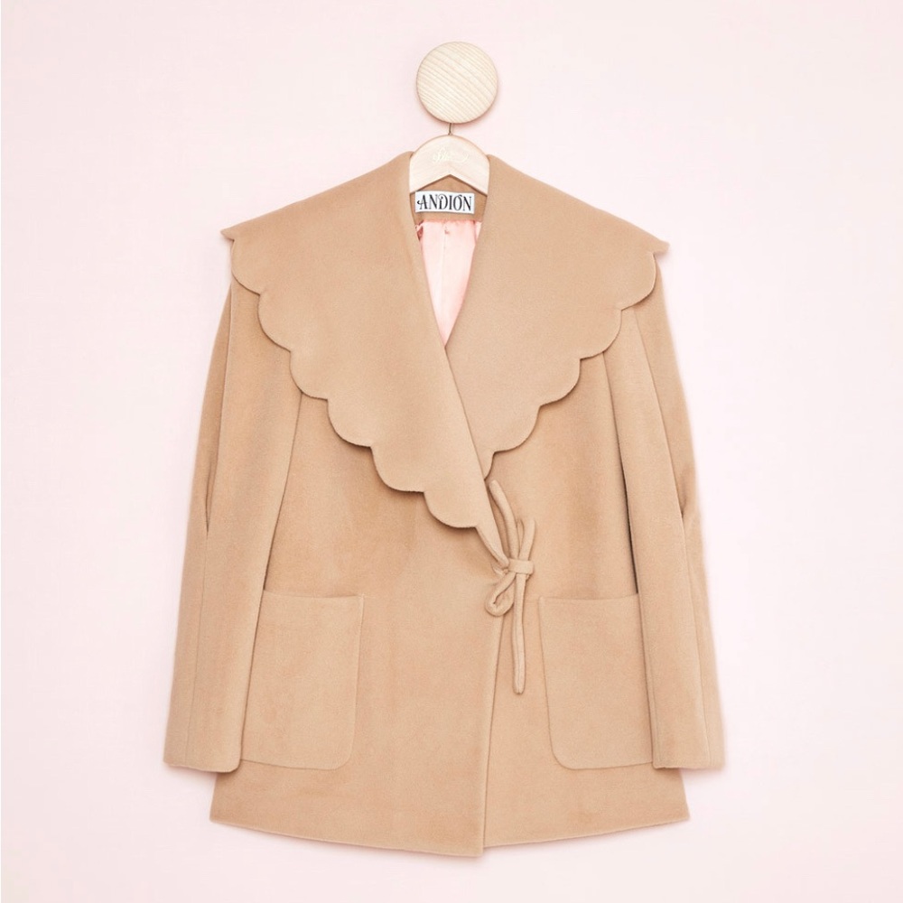 Gorgeous Andion Wool coat with scalloped collar. Sz 0. NWOT.